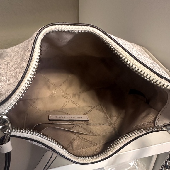 Michael Kors Jet Set Charm Shoulder Bag - Picture 4 of 5